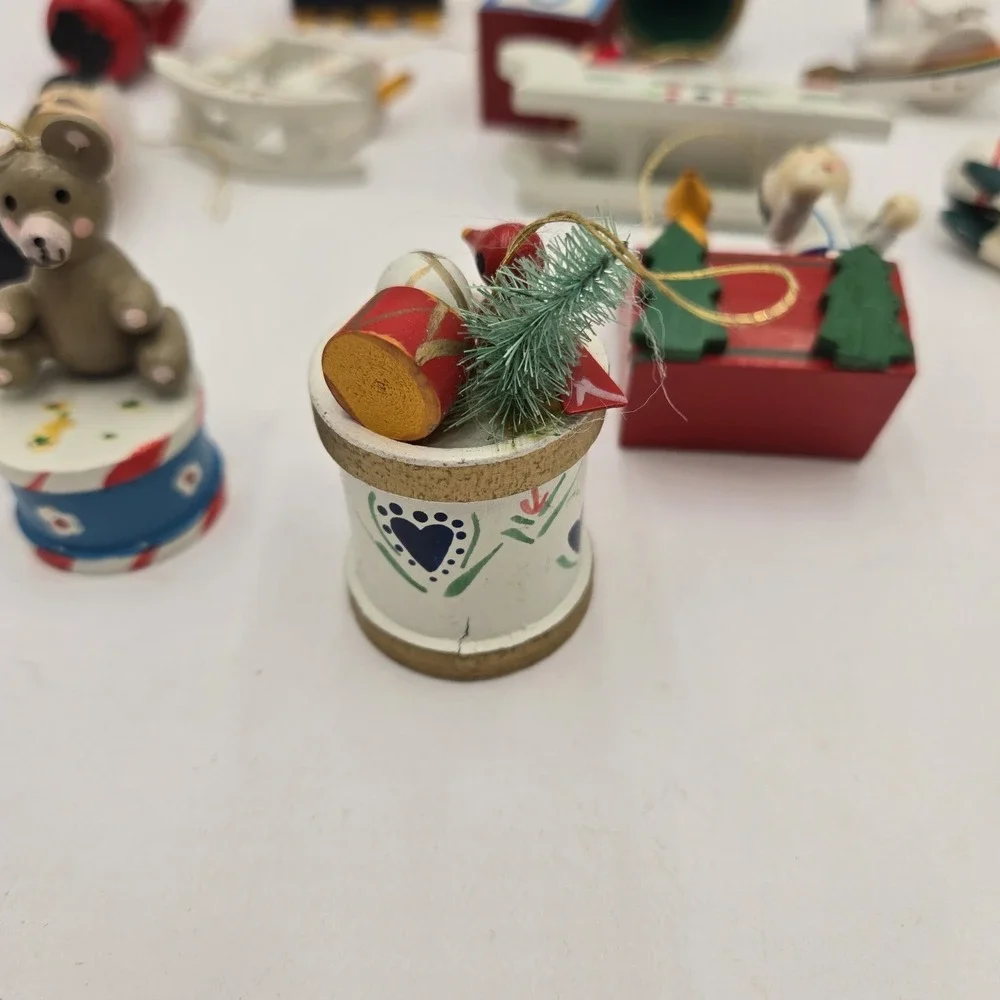 READ 12 Vtg Miniature Wooden Christmas‎ Tree Ornaments Hand-Painted